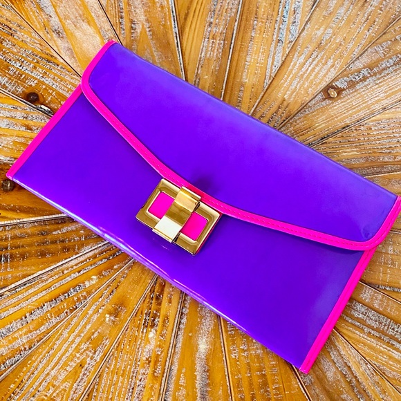 Shoe Dazzle Handbags - NWOT Shoe Dazzle Purple & Pink Patent Faux Leather Envelope Clutch